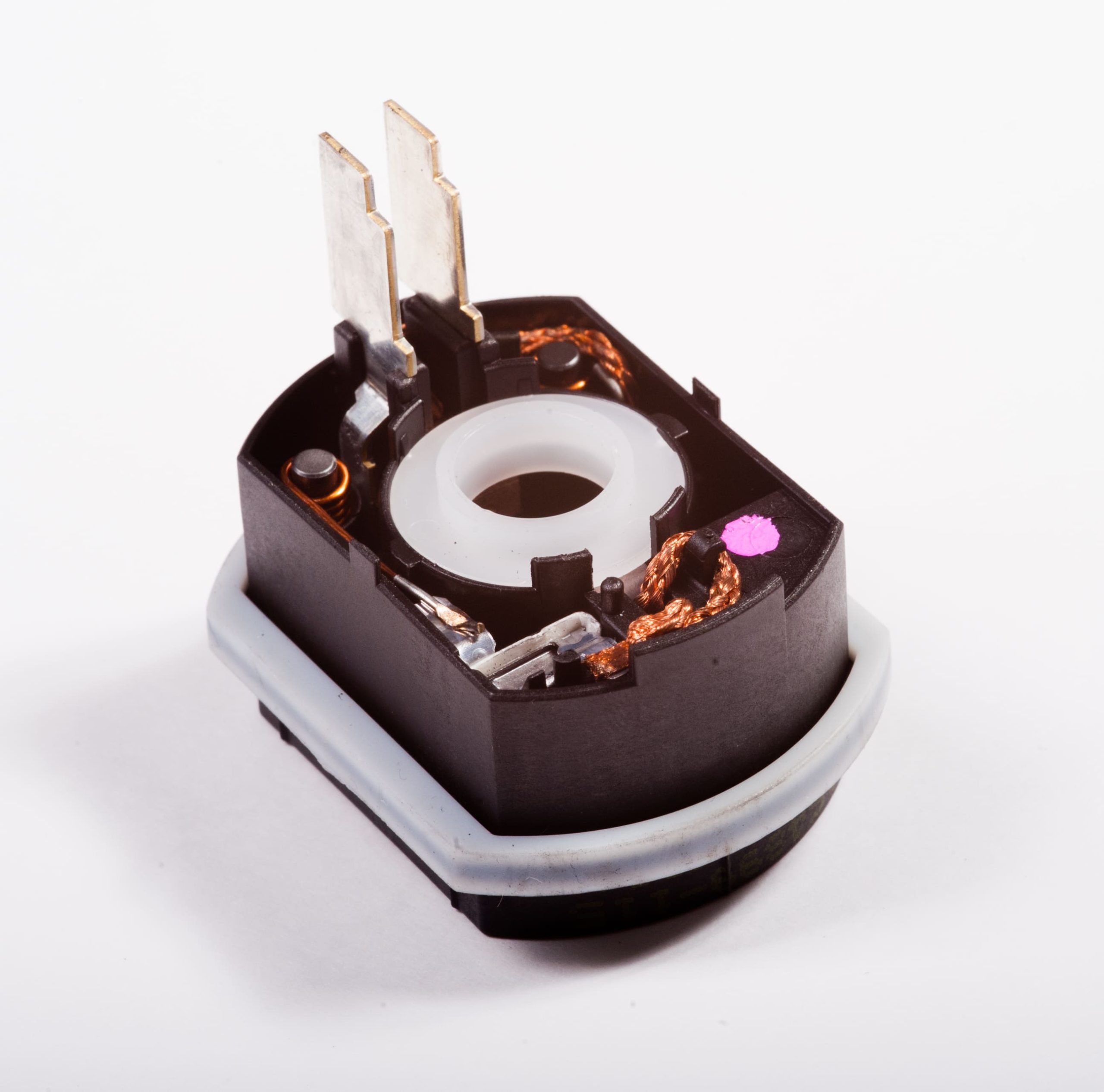 Szénkefetartó szerelés a Fastron Hungária üzemében – elektromechanikai szerelés (2)