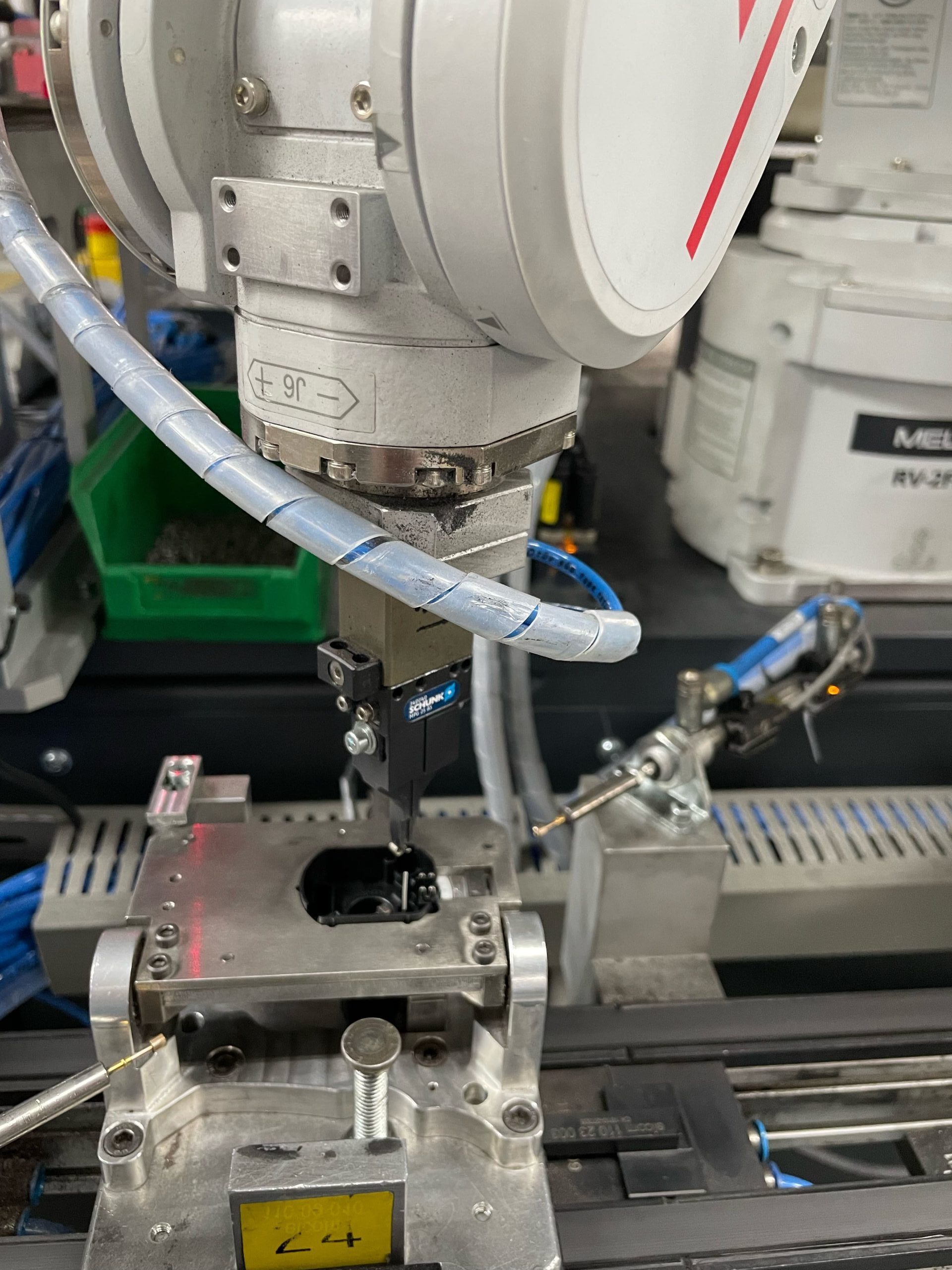 Szénkefetartó szerelés a Fastron Hungária üzemében – elektromechanikai szerelés